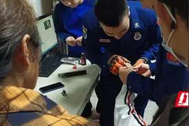 玻璃瓶吸住小女孩手指 凤凰消防巧妙施救图片
