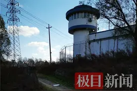 实探罪犯脱逃的吉林监狱外围：六米高墙有铁丝网，附近有高山和小河图片