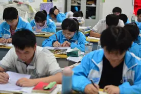 要求家长轮流看管晚自习，“双减”之下岂能“增负”| 快评图片