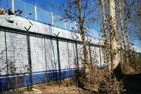 实探罪犯脱逃的吉林监狱外围：六米高墙有铁丝网，附近有高山和小河图片