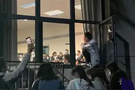 武大恋爱课爆火，“窗户上都挂满了人”，授课教师：这是对爱情的渴望图片
