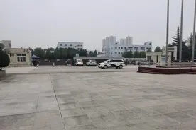 百名身份不明人士冲击陕西一高校？警方：学校内部人员变动引发图片