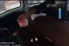 胆大包天！司机伪造公交驾驶证被查后，竟然塞一沓钱给交警“行方便”图片