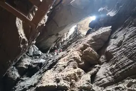 贵南高铁引入贵阳枢纽施工现场挖出溶洞图片
