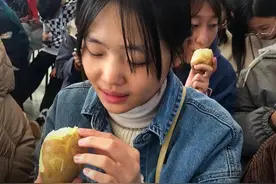 内工大学生吃冻土豆 感受幸福生活来之不易图片