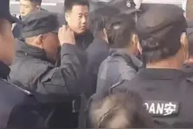 百名身份不明人士冲击陕西一高校？警方：学校内部人员变动引发图片