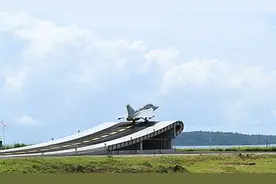 和美国争夺大单！印媒：法国想证明“阵风M”能从印度航母滑跃甲板起飞图片