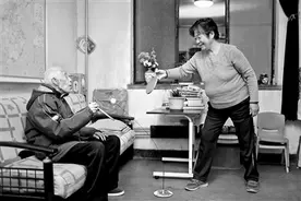 七旬老人尽心照顾百岁父亲：“因为爱是长久的诺言”图片