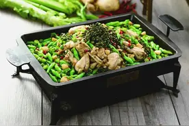 在入侵澳大利亚86年后，这种生物竟然开始同类相食图片