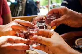 ​男子应邀参加聚会喝醉致死！家属向同桌6人索赔90余万元！法院判了图片