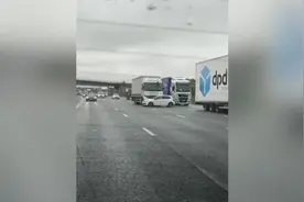 英国一辆卡车司机未注意到撞车 推着小轿车在高速上飞驰图片