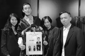 压轴走秀，“时尚教父”胡兵点亮上海时装周闭幕之夜图片
