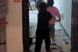 4户邻居过成"一家人"!八个娃互相串门 网友慕了图片