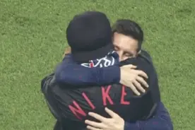 小罗现身巴黎胡子花白、仿若老人，与梅西深情相拥，已走出丧母之痛图片