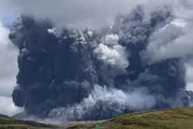 日本阿苏火山发生喷发，火山灰高达3500米视频封面