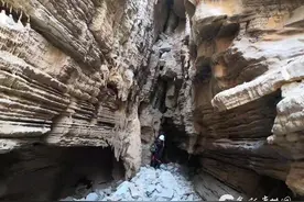 贵南高铁引入贵阳枢纽施工现场挖出溶洞图片