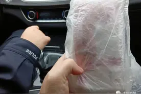 大爷捡到一个白色塑料袋！打开大吃一惊……接下来的事被许多人点赞图片