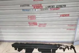 买瓜子为了几角钱起纠纷，男子凌晨冒雨到店门口泼沥青图片
