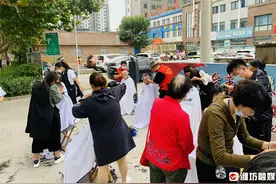 坚持12年！理发师带队免费为老人理发图片