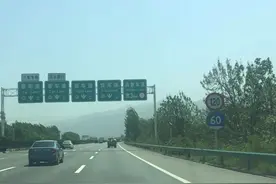 开车路上经常听到导航说：前方有违章拍照，是什么意思？图片