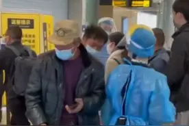 河南一对父子满身尘土登机，回家处理亲人后事，网友：最怕半夜接到家里打来电话图片