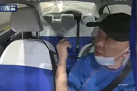 暖心！出租车过隧道“捡”了俩小孩图片