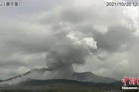 日本阿苏火山发生喷发 火山灰直冲天际图片