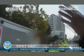 女子骑电动车不戴头盔还袭警！判了图片