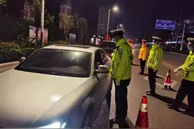 遇查酒驾停车锁门假装睡觉 青岛一男子酒后驾驶被查处图片
