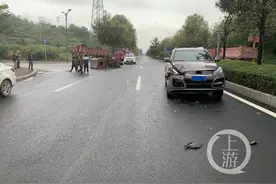 ​三轮车驶过路口不让行反加速，直行SUV撞翻它图片