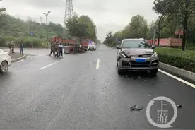 ​三轮车驶过路口不让行反加速，直行SUV撞翻它图片