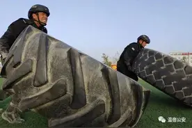 温宿县公安局特战大队组织400米综合障碍训练图片