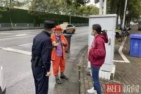环卫阿姨捡到包包等人认领，民警协助失主快速找回图片