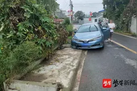 这样的“落差”经常被驾车人疏忽：男子车内认准停车位一停就撞路牙图片