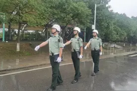 爱了爱了！看科大纠察上演白头盔下的青春和担当图片