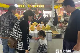 做菜市场上最靓的仔 昆明这位花式卖柚子的小哥“火”了图片