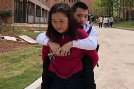 母亲背上的求学路图片