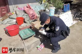 10岁男孩挖蚯蚓，结果抱一枚炮弹回到家图片