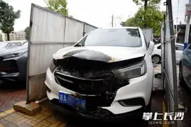 长沙“熊孩子”点燃小区门口越野车图片