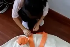 8岁女孩自学缝纫机为妈妈改造衣服视频封面