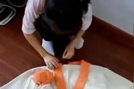 8岁女孩自学缝纫机为妈妈改造衣服视频封面