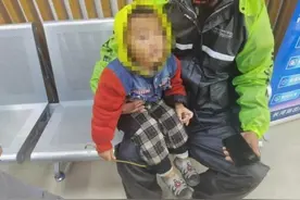 外卖小哥在路上“捡”到三四岁的男孩 警察接力帮男孩找父母图片