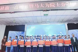 未来科学大奖获得者马大为院士重回母校赠书 让科学之光照亮学子人生图片