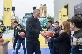 巴特尔出席CBA球员见面会，为抢险英雄颁奖图片