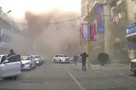 沈阳爆炸现场波及一辆公交车，公交公司：车辆报废，正处理图片