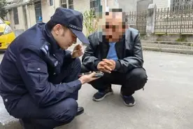 男子刚要输手机密码，2个陌生人冲进房门！堪比电影情节的紧急援助图片