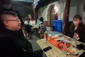 拾光｜70后的他借钱摆摊，成大明湖畔把子肉“人气王”图片