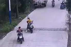 奶奶接孙子放学险撞车 外卖骑手一路追逐扔石块泄愤图片