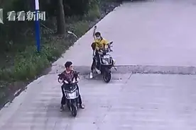 奶奶接孙子放学险撞车 外卖员一路追逐投石伤人图片