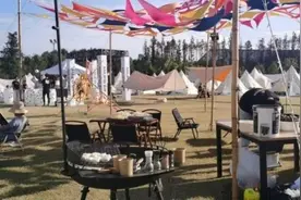 上海的精致露营火了！白天玩皮划艇晚上听演唱会，直接“拎包入住”就行……能火多久？图片